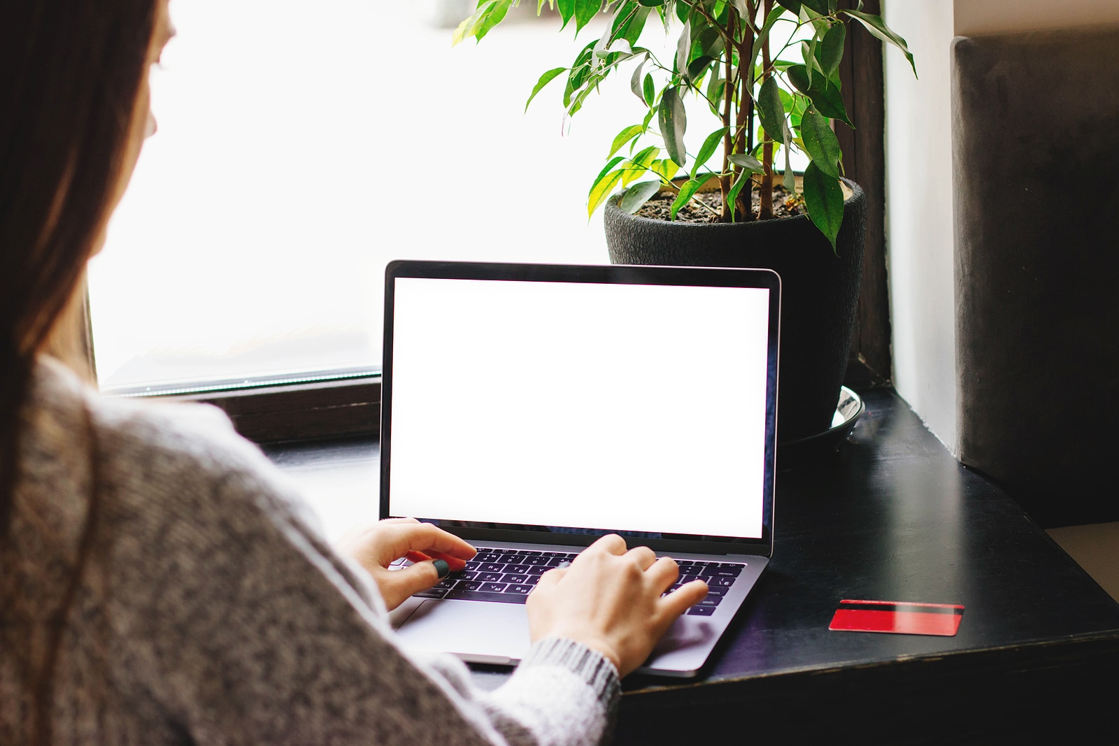 Girl online searching for answers. This girl is wondering how she can build high quality backlinks for her practice. Backlinks for therapy practices are not easy to come by, but with some luck she will have some success with SEO for counselors.