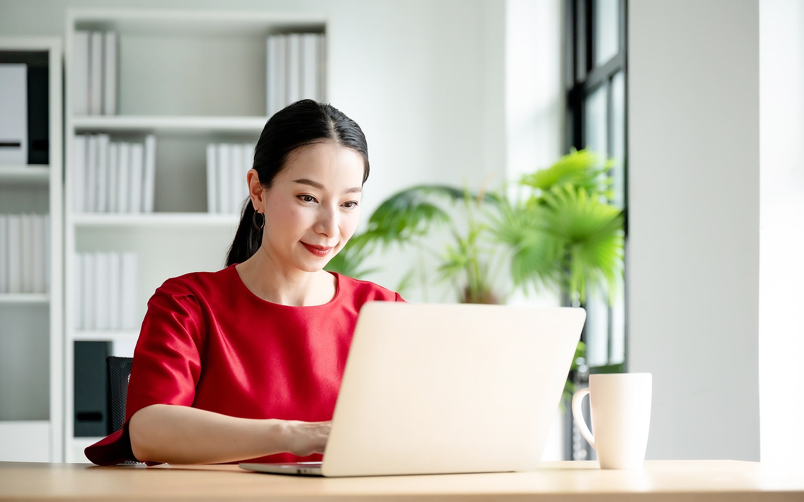 female psychiatrist works on her SEO for her private practice after SEO training from Simplified SEO Consulting