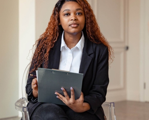 Shows a therapist holding a folder full of notes. Represents how seo for online therapist and seo marketing for therapists can support your private practice.
